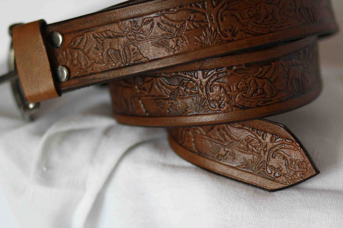Kožený opasok ručne zdobený s klasickou prackou vzor poľovnícky 441