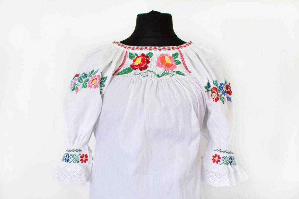 Ručne vyšívaná košeľa dámska ženský kroj Slovenské ľudové kroje výroba krojov šitie krojov na mieru